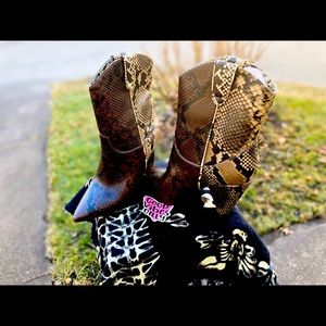 Brand new snakeskin boots! Stylish 👢